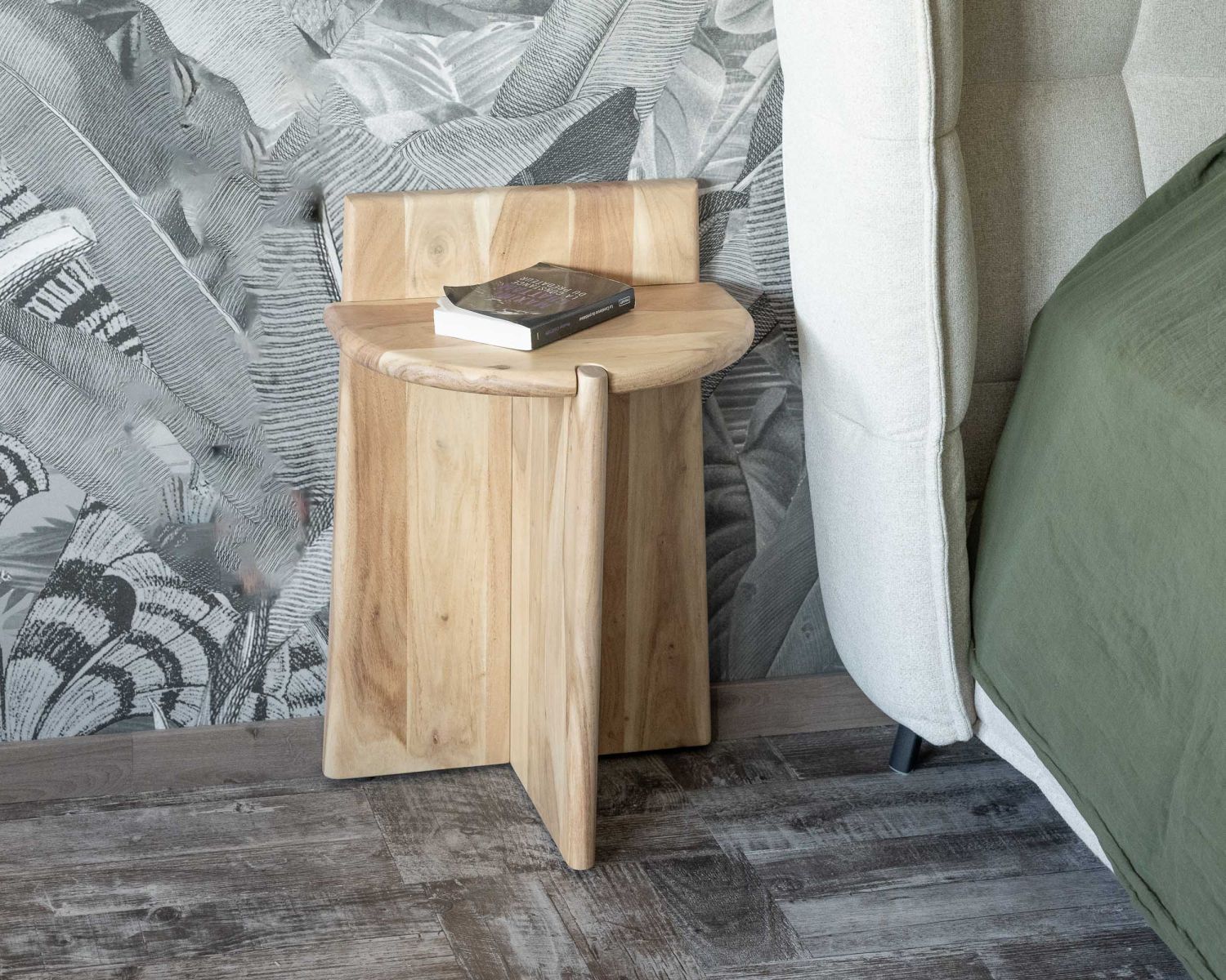 Comodino "Trudy" in acacia, design rétro