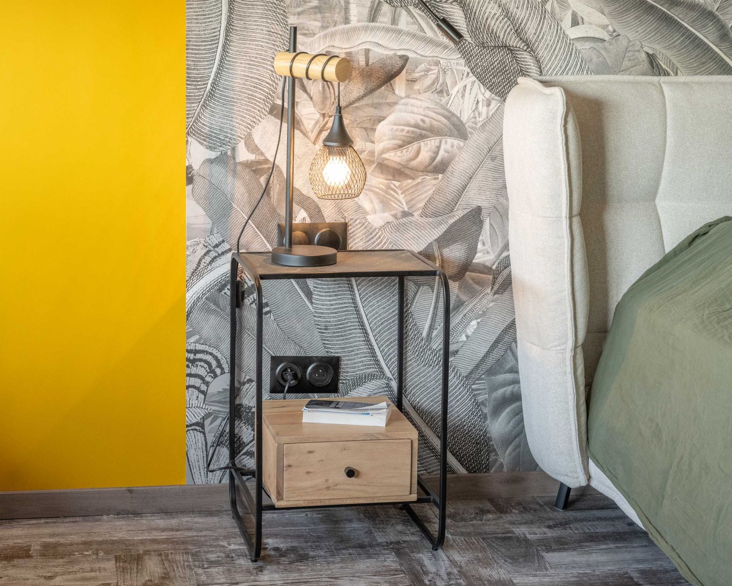 Comodino design "Pikto" in metallo e legno con piano impiallacciato in pietra