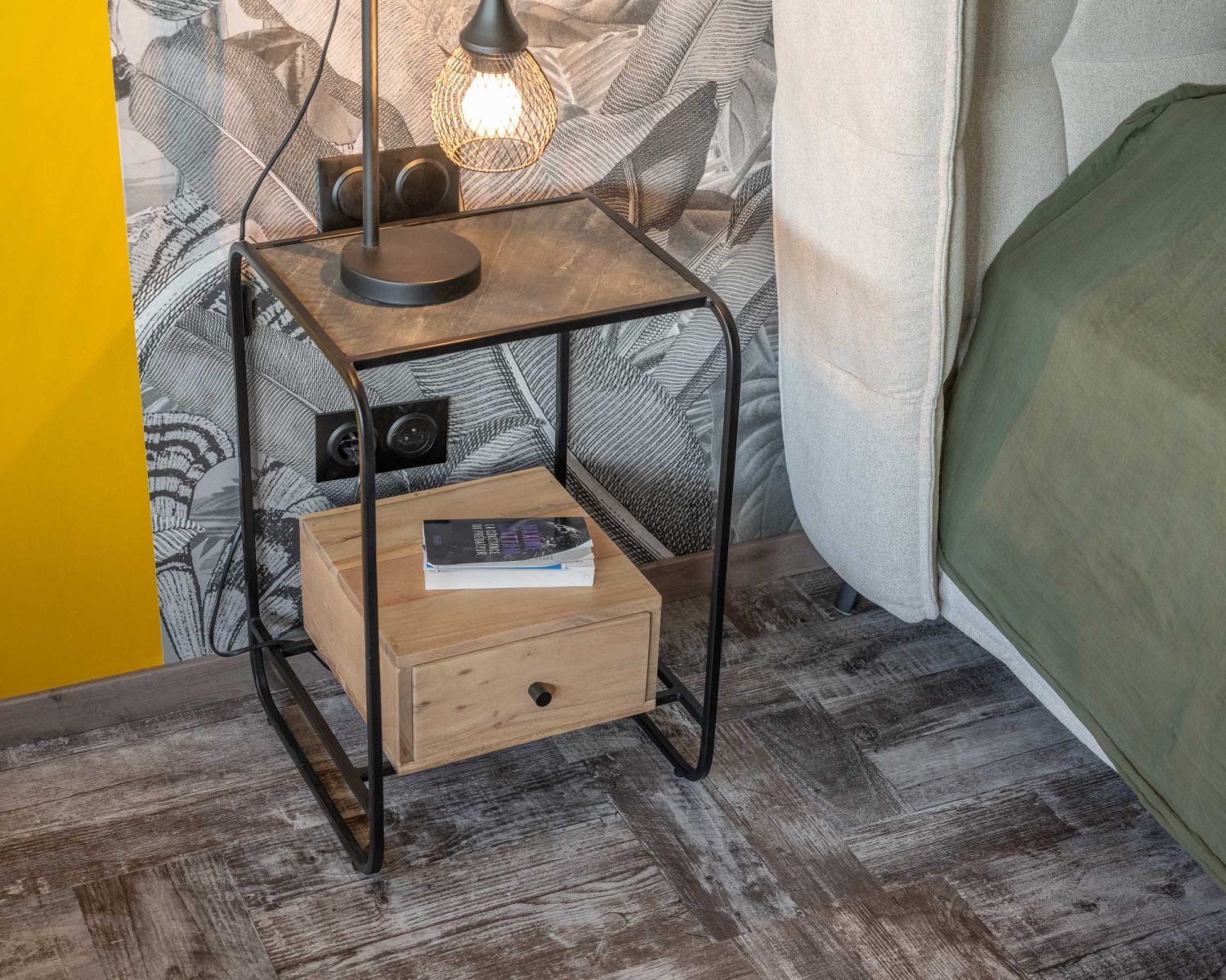 Comodino design "Pikto" in metallo e legno con piano impiallacciato in pietra