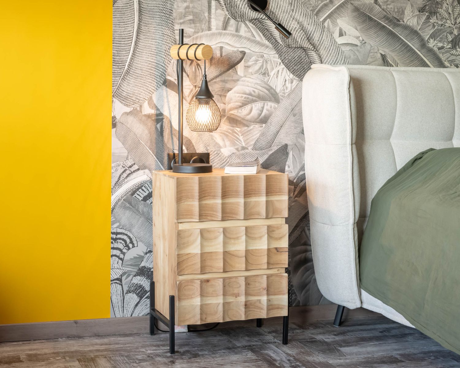 Comodino a 3 cassetti "Shelley" in acacia con gambe in metallo