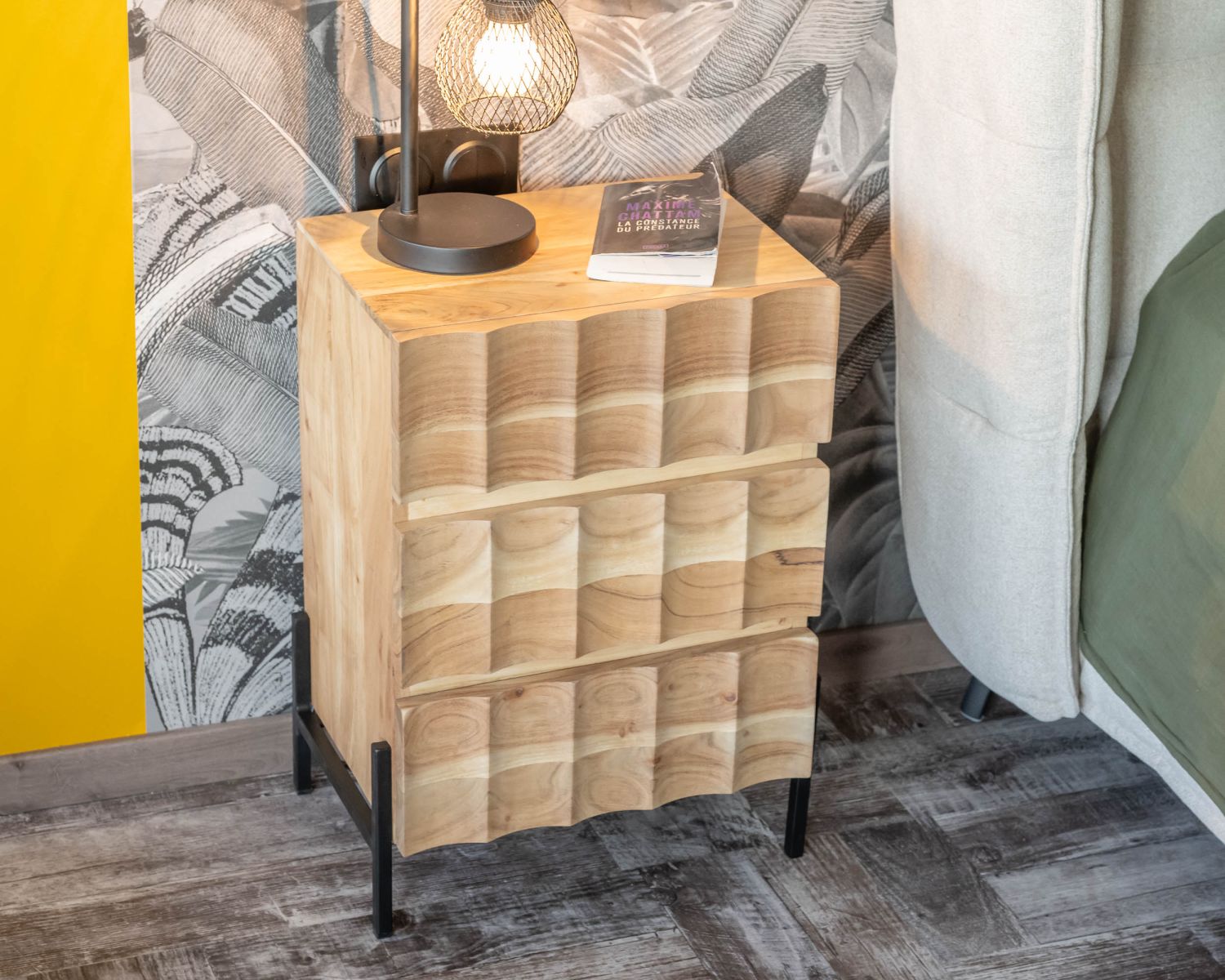 Comodino a 3 cassetti "Shelley" in acacia con gambe in metallo