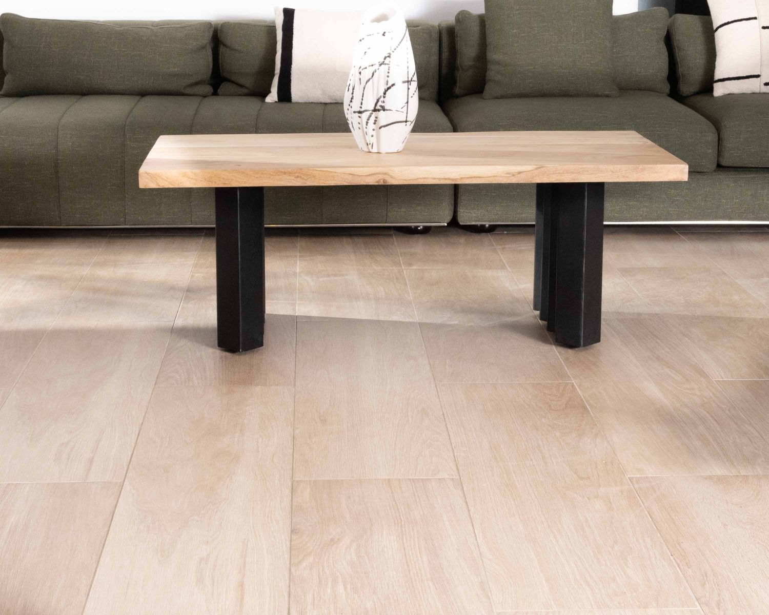 Tavolino di design "Audacio" in acacia naturale con gambe in metallo plissettato