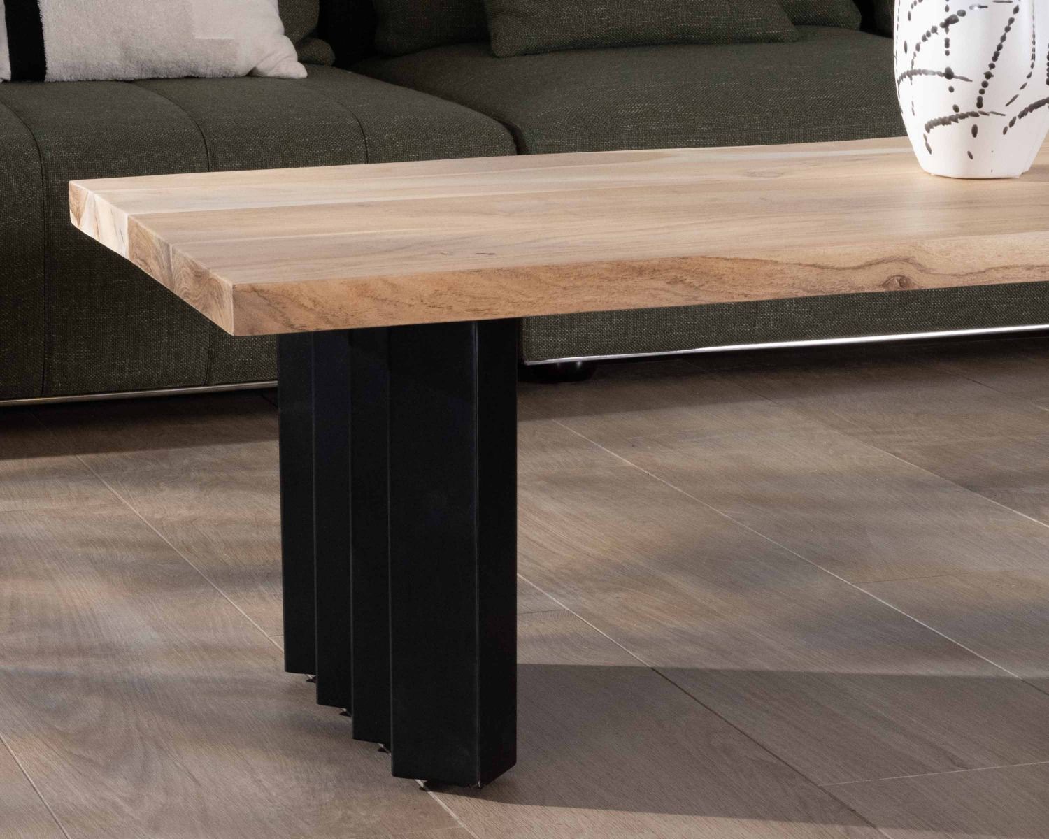 Tavolino di design "Audacio" in acacia naturale con gambe in metallo plissettato