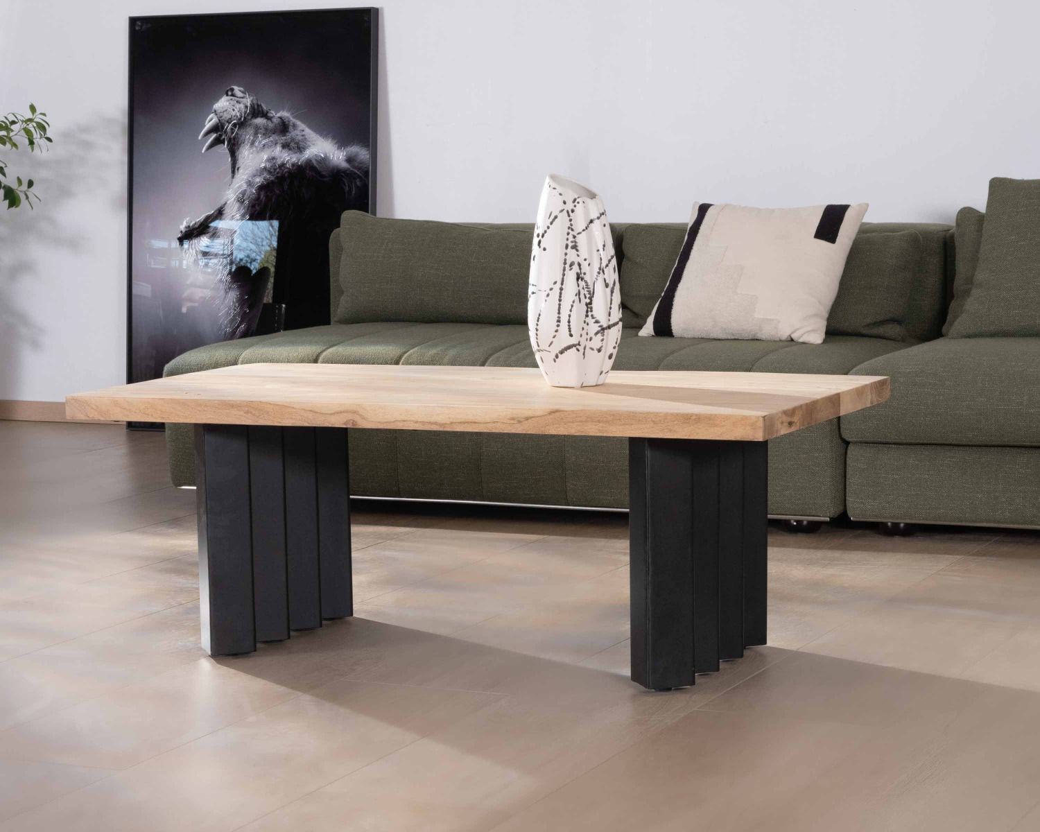 Tavolino di design "Audacio" in acacia naturale con gambe in metallo plissettato