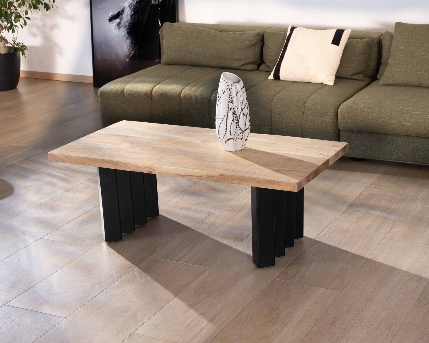 Tavolino di design "Audacio" in acacia naturale con gambe in metallo plissettato