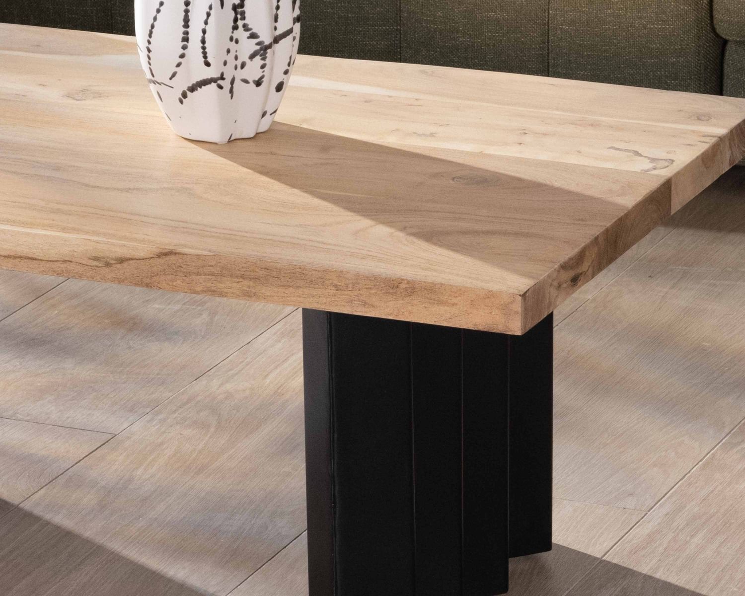 Tavolino di design "Audacio" in acacia naturale con gambe in metallo plissettato