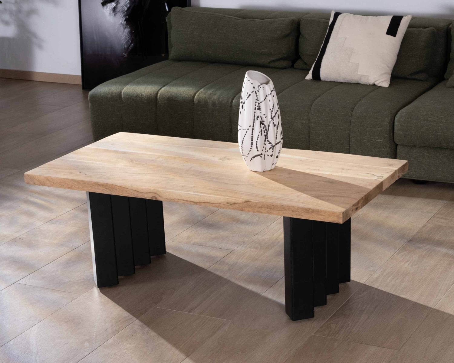 Tavolino di design "Audacio" in acacia naturale con gambe in metallo plissettato