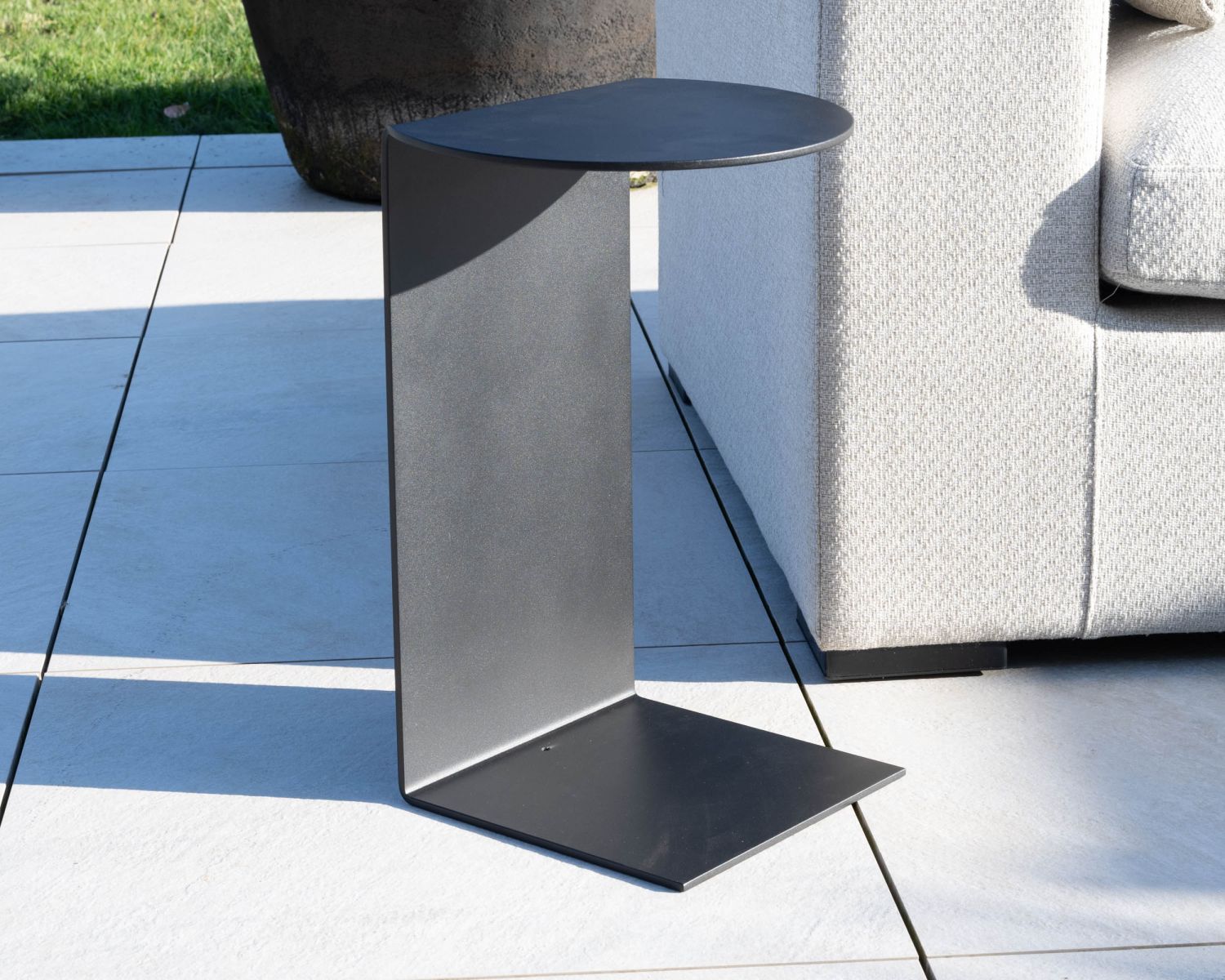 Tavolino elegante in alluminio nero "Armando