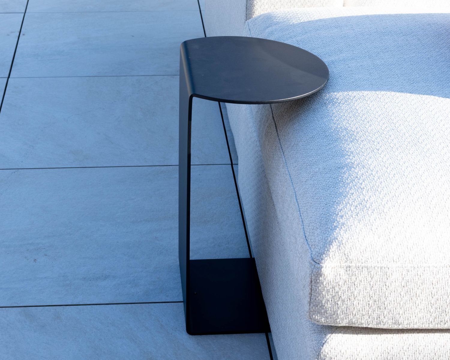 Tavolino elegante in alluminio nero "Armando