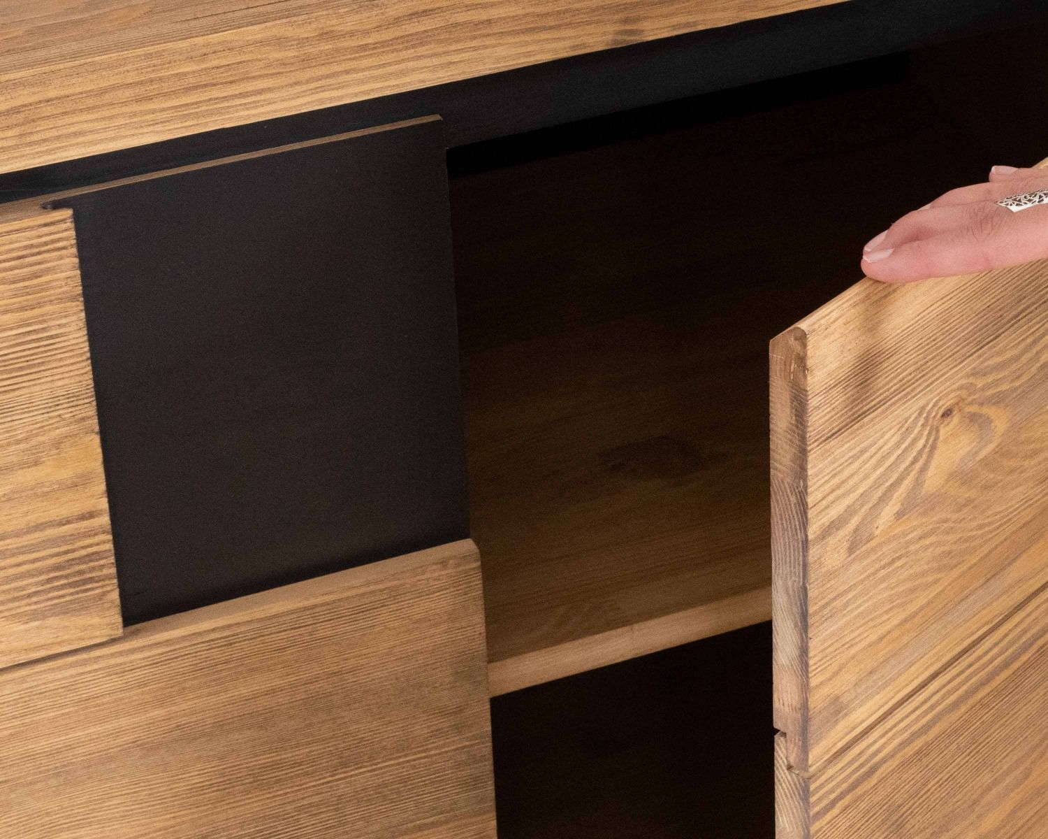 Credenza "Cubo" in pino spazzolato con motivo quadrato nero, 200 cm