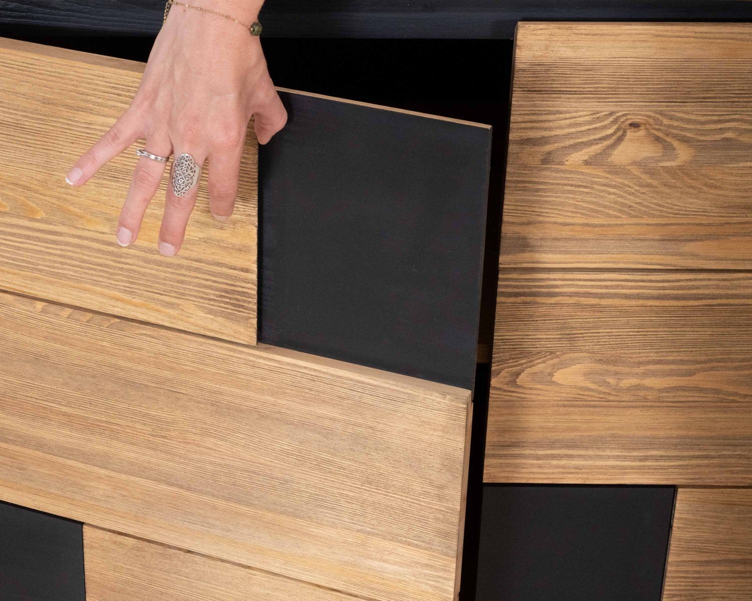 Credenza "Cubo" in pino spazzolato con motivo quadrato nero, 200 cm