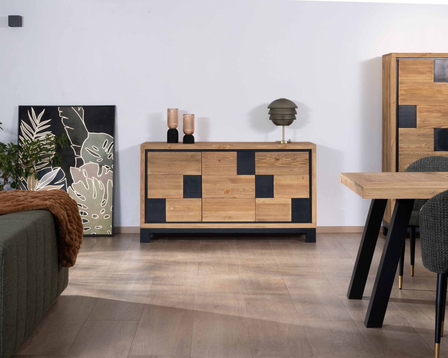 Credenza "Cubo" in pino spazzolato con motivo quadrato nero 153 cm
