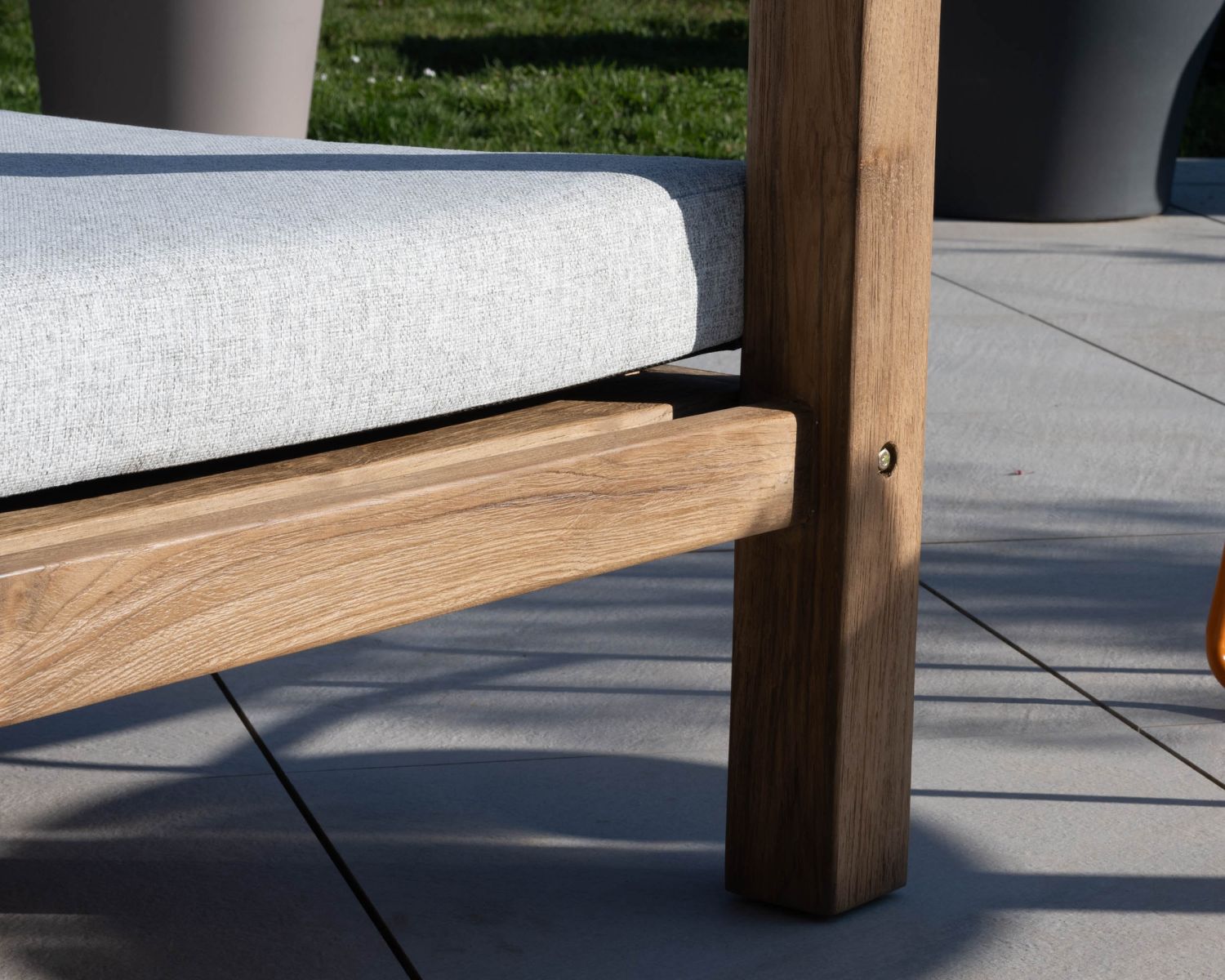 Letto da giardino "Eclipse" in teak e tessuto speciale per esterni grigio chiaro