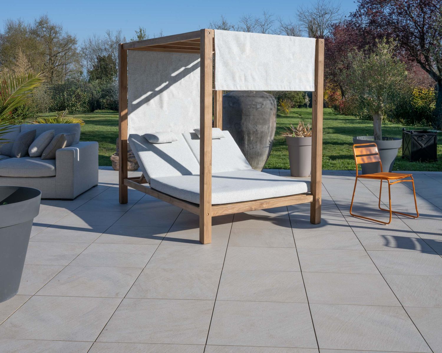 Letto da giardino "Eclipse" in teak e tessuto speciale per esterni grigio chiaro