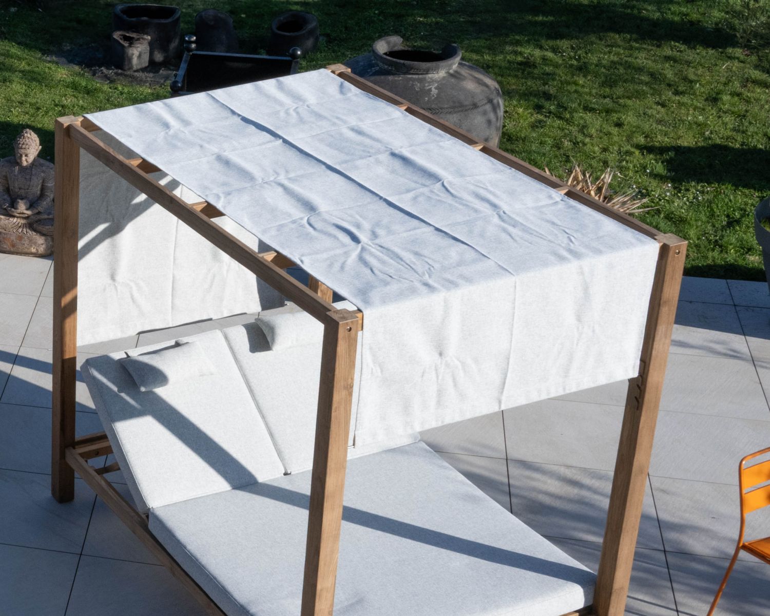 Letto da giardino "Eclipse" in teak e tessuto speciale per esterni grigio chiaro