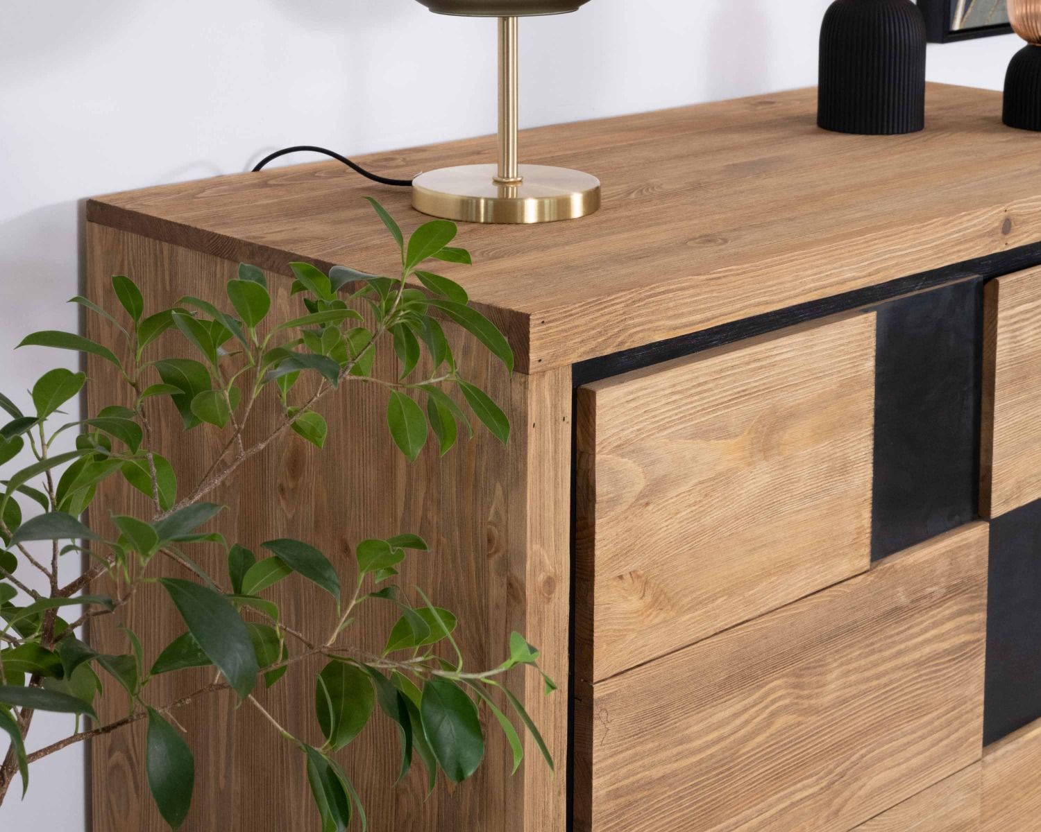 Cassettone "Cubo" in pino spazzolato con motivo quadrato nero