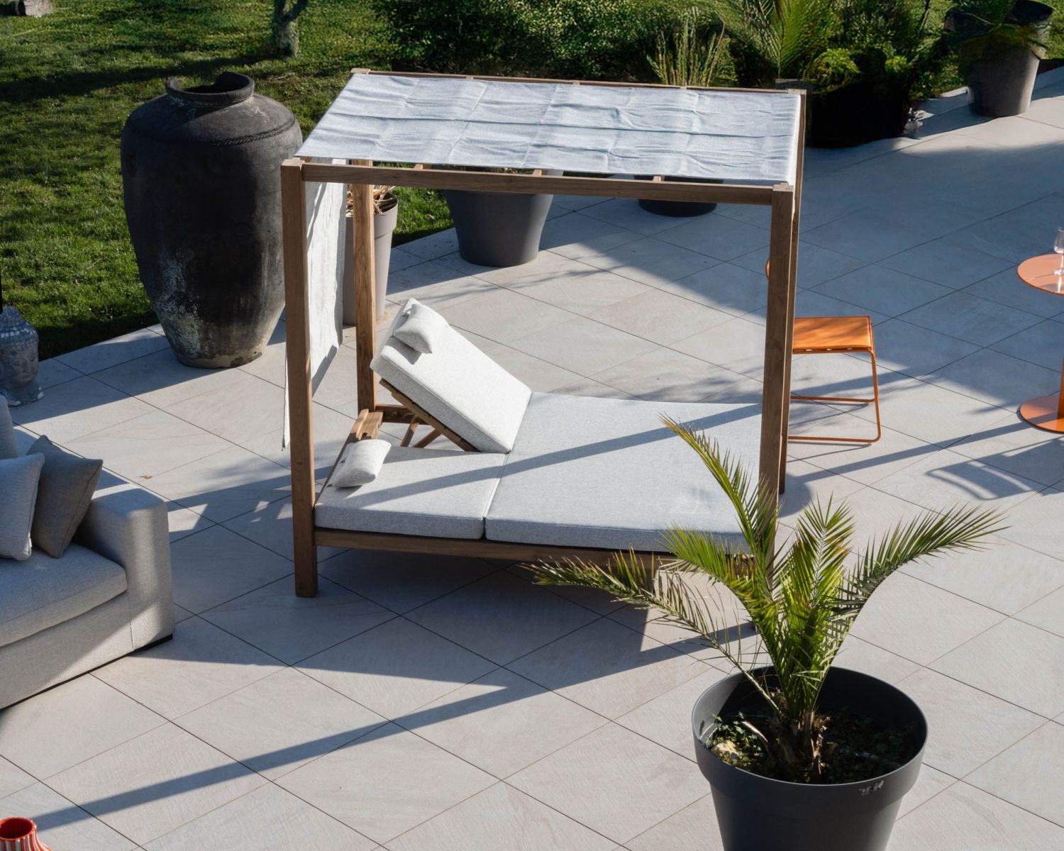 Letto da giardino "Eclipse" in teak e tessuto speciale per esterni grigio chiaro