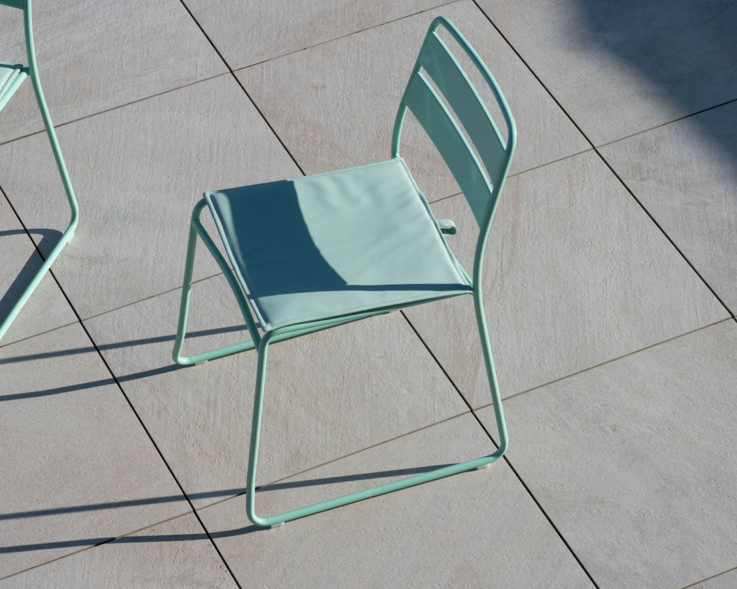 Set bistrot "Juicy" in metallo turchese dallo spirito pop