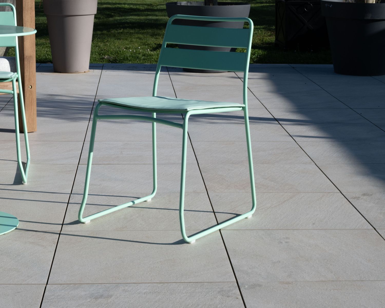 Set bistrot "Juicy" in metallo turchese dallo spirito pop