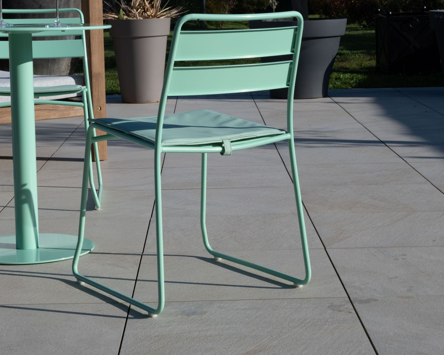 Set bistrot "Juicy" in metallo turchese dallo spirito pop