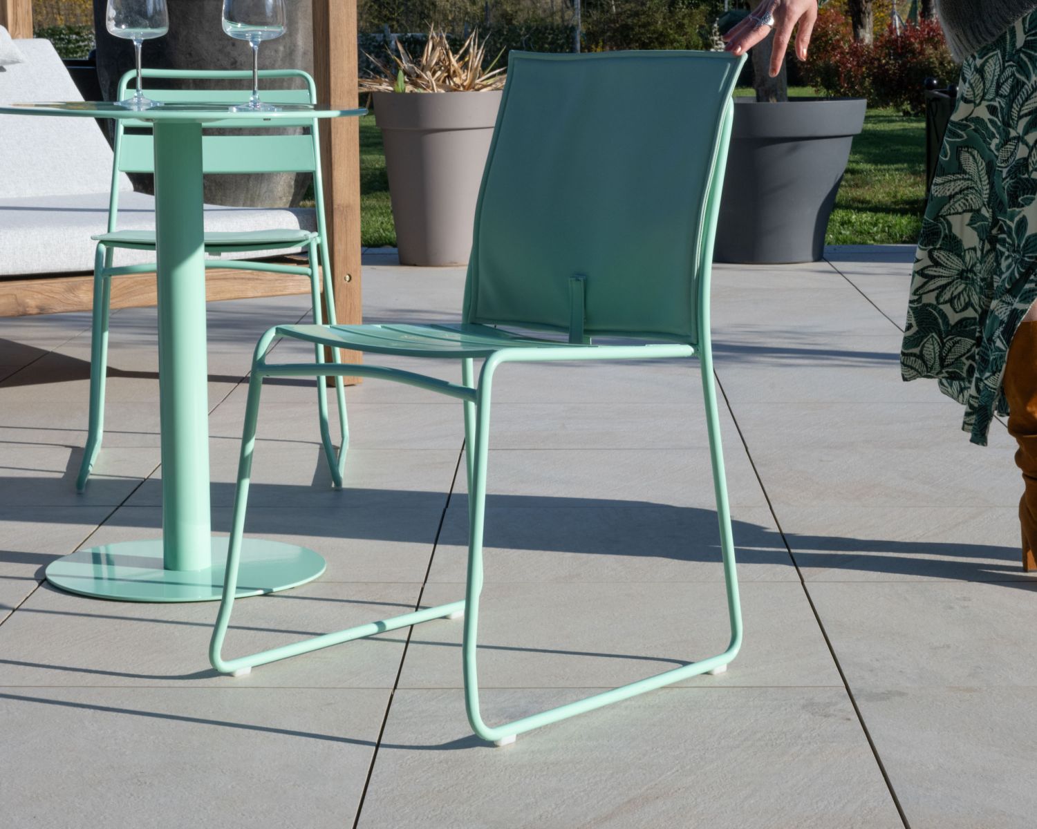 Set bistrot "Juicy" in metallo turchese dallo spirito pop