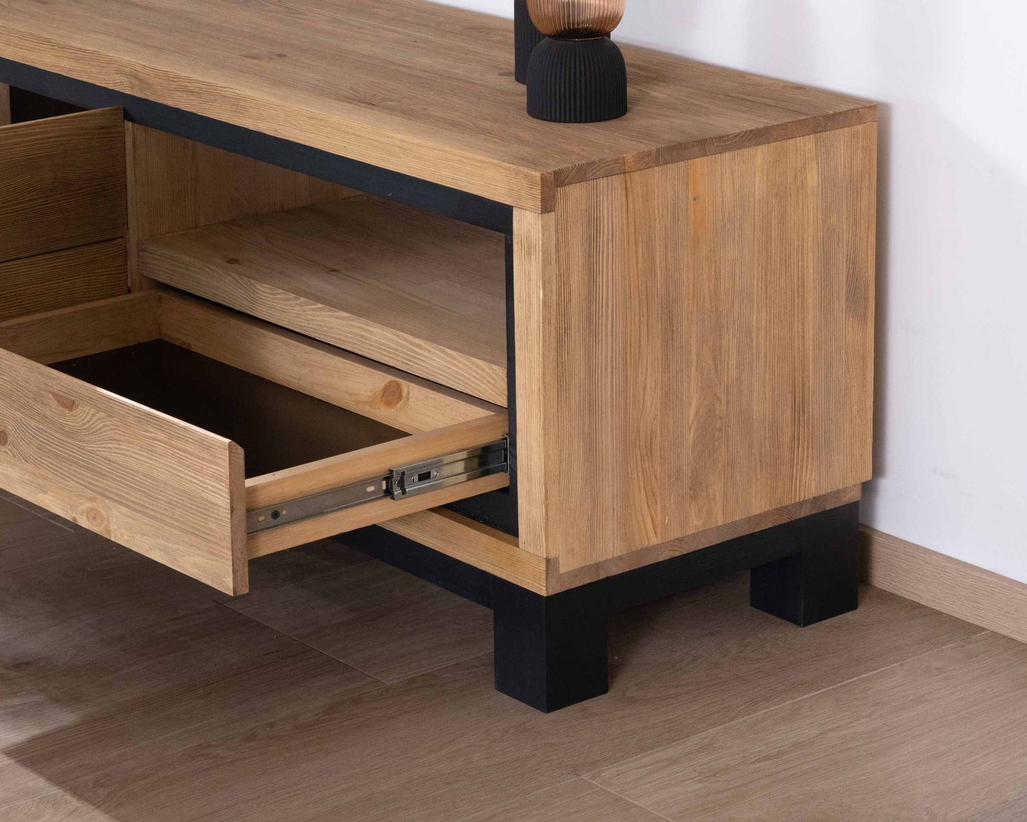 Mobile TV contemporaneo da 153 cm "Cubo" in pino spazzolato con frontale nero con motivo a cubo