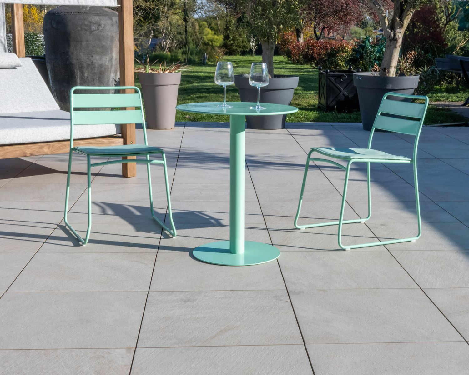 Set bistrot "Juicy" in metallo turchese dallo spirito pop