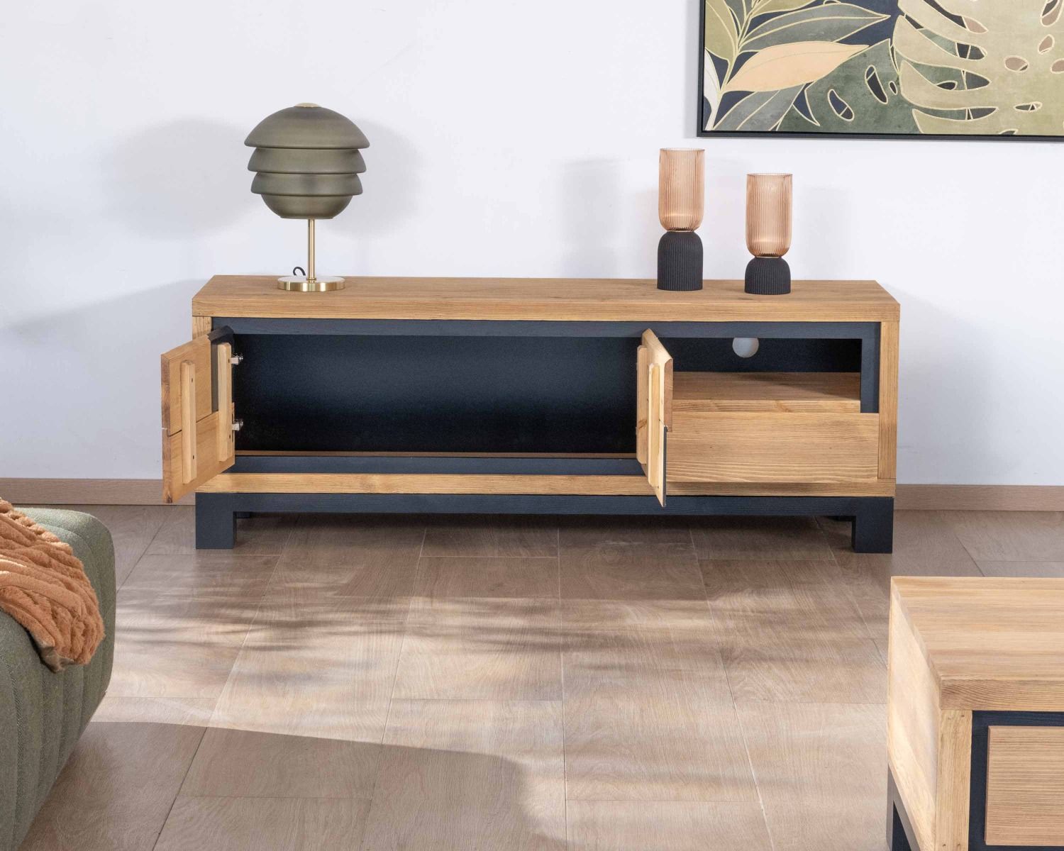 Mobile TV contemporaneo da 153 cm "Cubo" in pino spazzolato con frontale nero con motivo a cubo