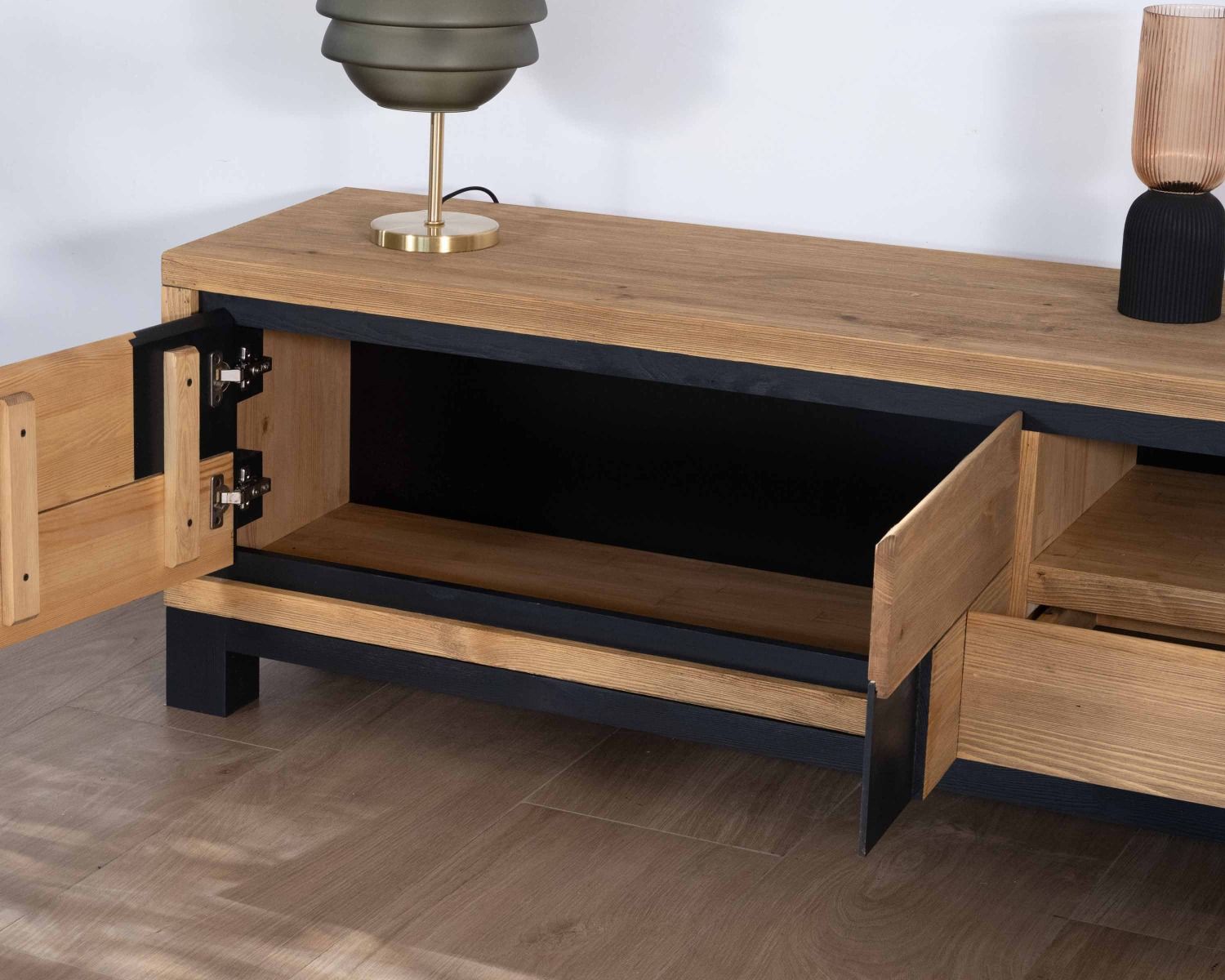 Mobile TV contemporaneo da 153 cm "Cubo" in pino spazzolato con frontale nero con motivo a cubo