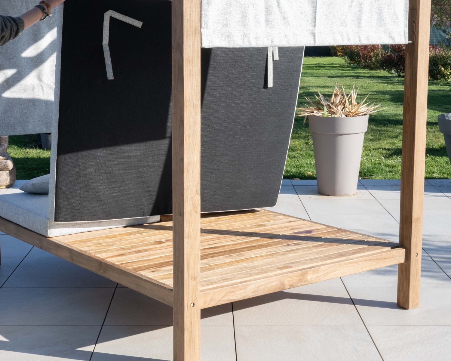 Letto da giardino "Eclipse" in teak e tessuto speciale per esterni grigio chiaro