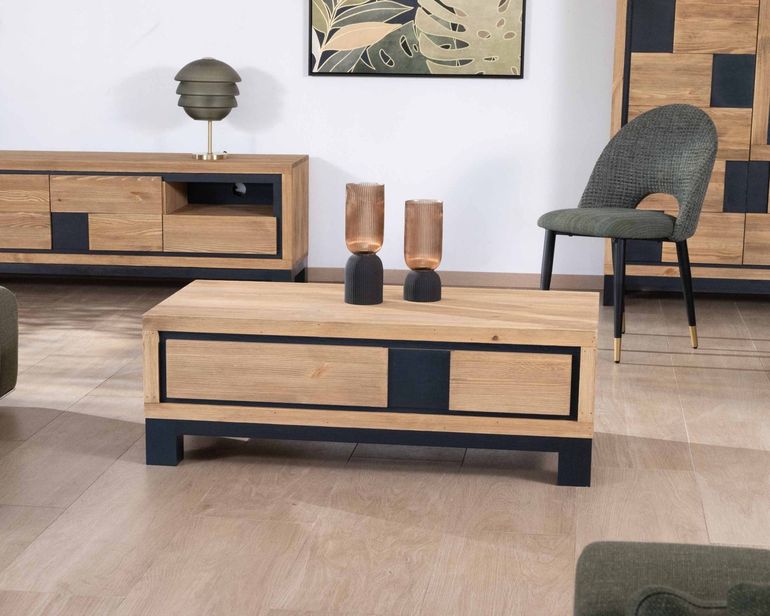 Mobile TV contemporaneo da 153 cm "Cubo" in pino spazzolato con frontale nero con motivo a cubo