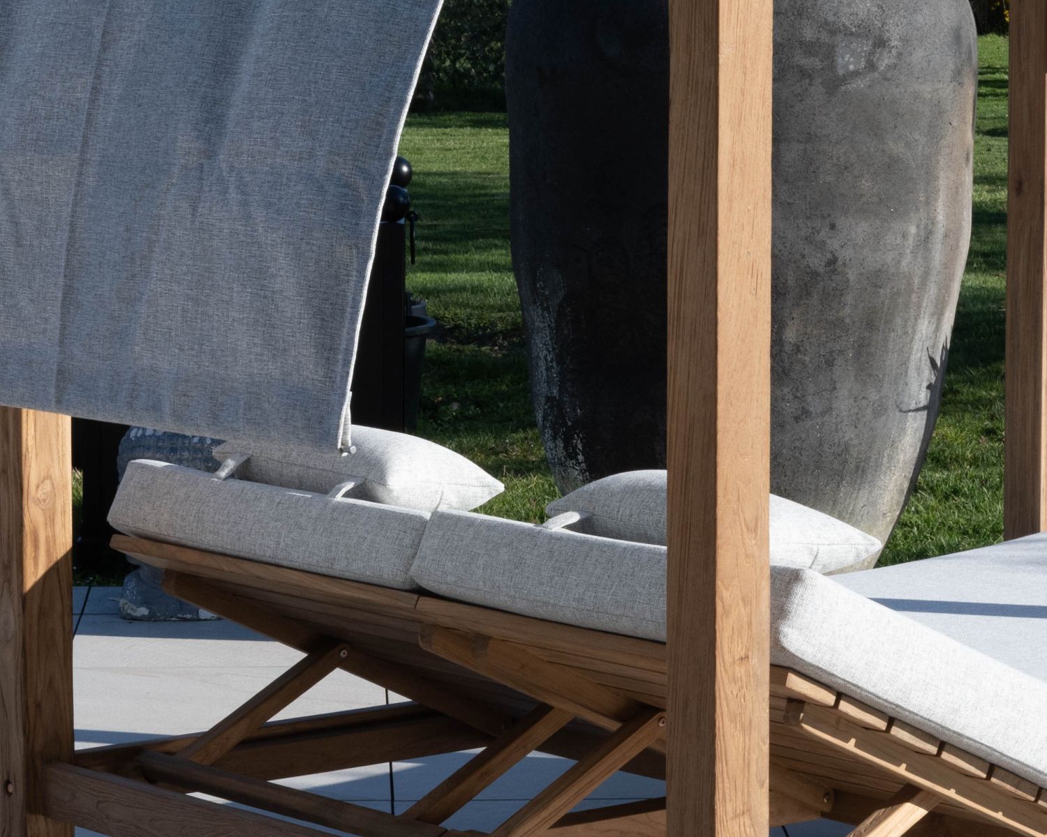 Letto da giardino "Eclipse" in teak e tessuto speciale per esterni grigio chiaro
