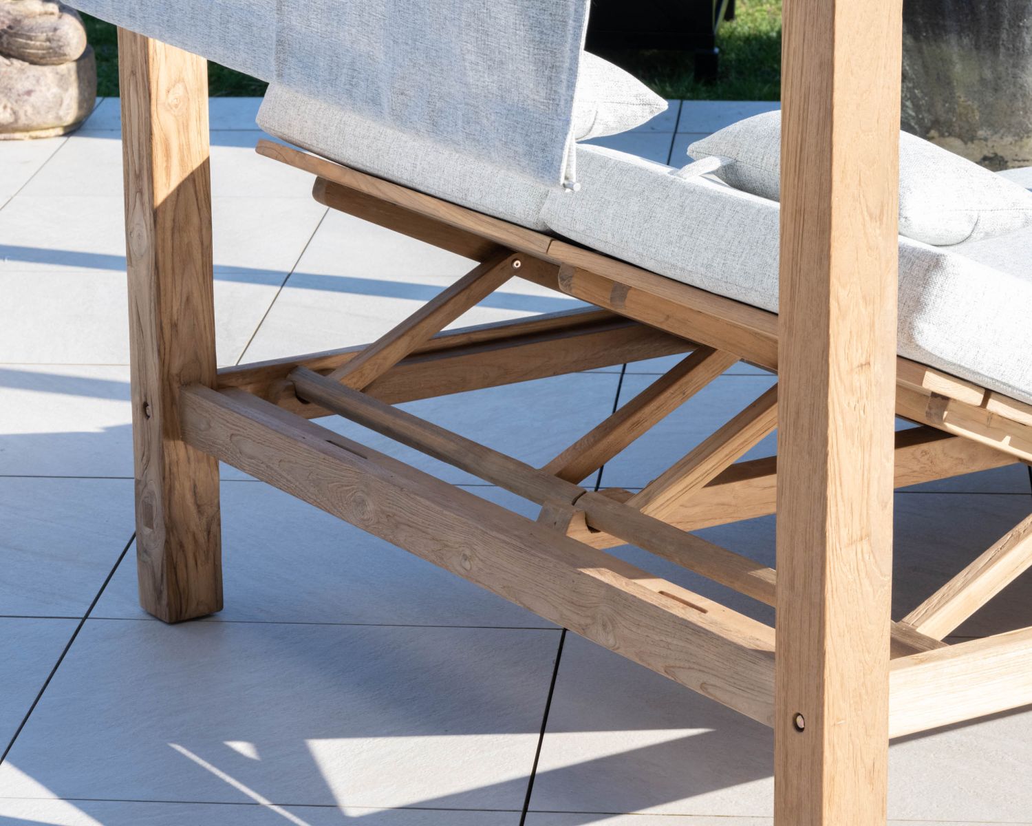 Letto da giardino "Eclipse" in teak e tessuto speciale per esterni grigio chiaro