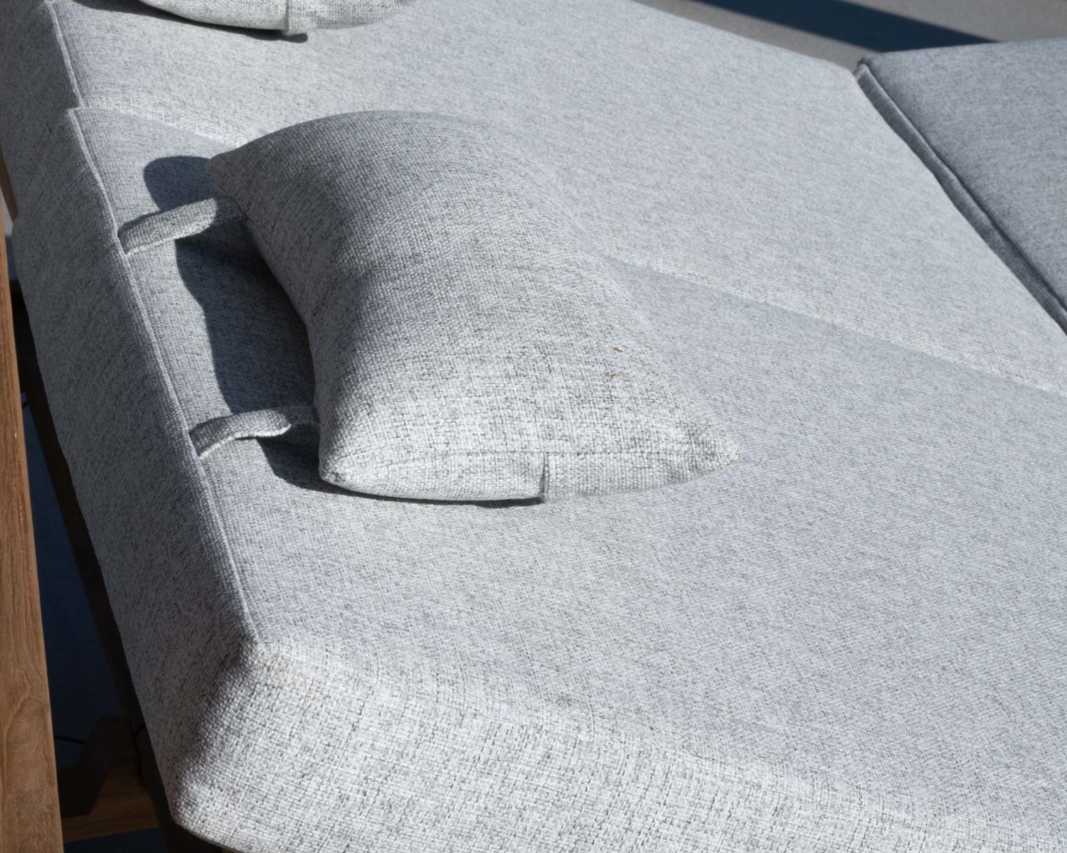 Letto da giardino "Eclipse" in teak e tessuto speciale per esterni grigio chiaro