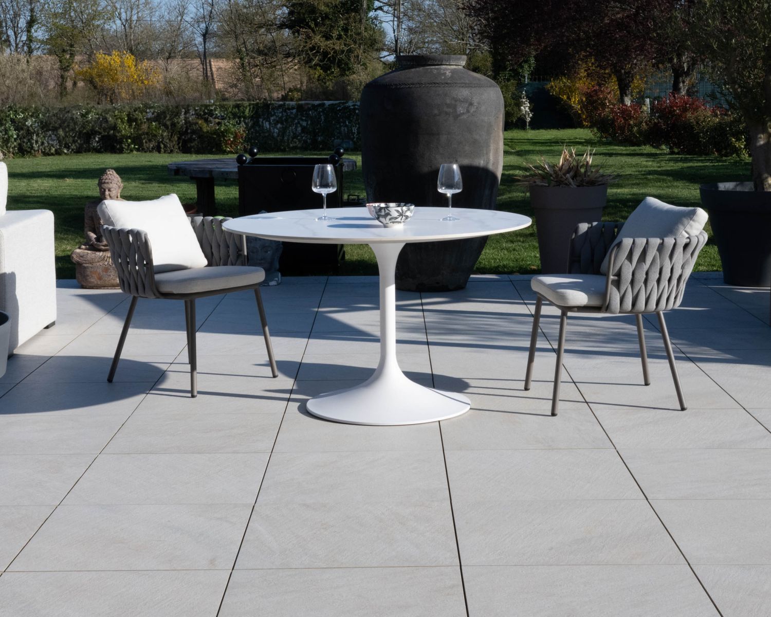 Tavolo rotondo "Saumur" bianco da 120 cm, in alluminio e ceramica, per uso esterno