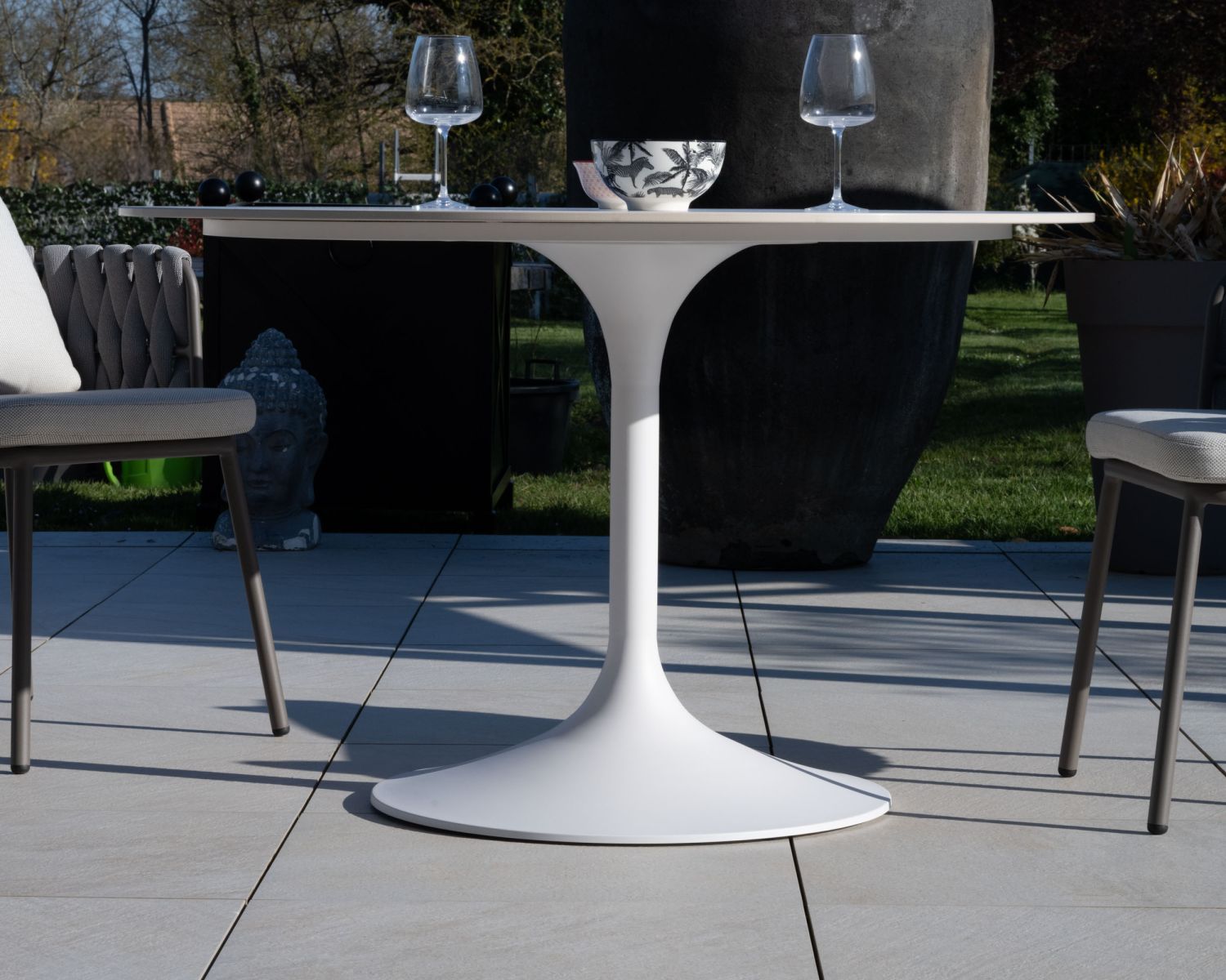 Tavolo rotondo "Saumur" bianco da 120 cm, in alluminio e ceramica, per uso esterno
