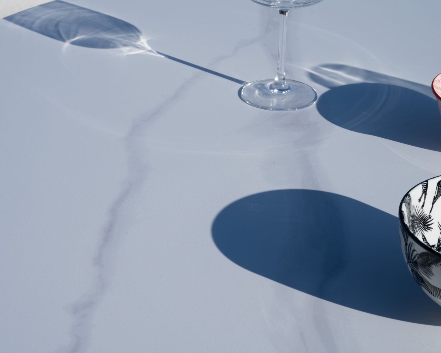 Tavolo rotondo "Saumur" bianco da 120 cm, in alluminio e ceramica, per uso esterno