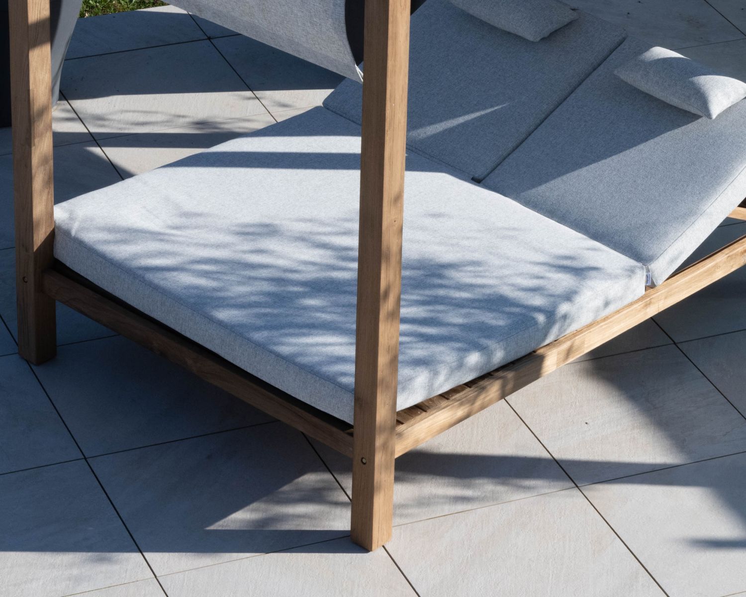 Letto da giardino "Eclipse" in teak e tessuto speciale per esterni grigio chiaro
