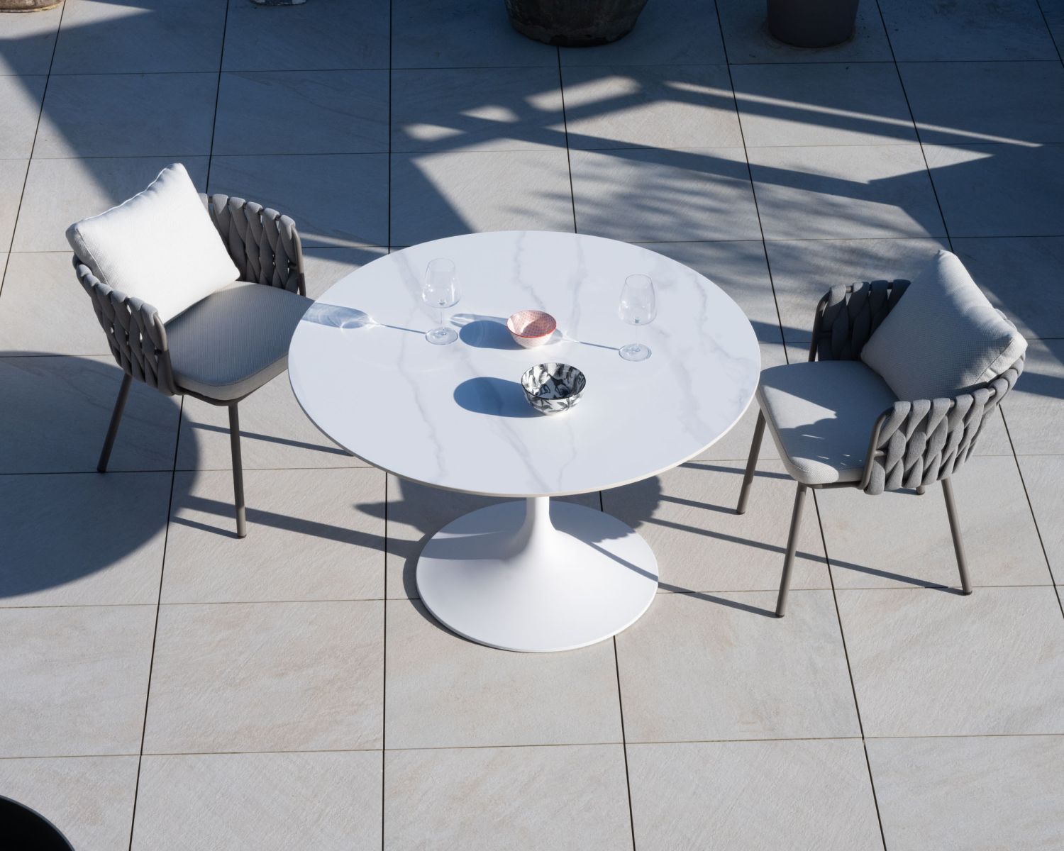 Tavolo rotondo "Saumur" bianco da 120 cm, in alluminio e ceramica, per uso esterno