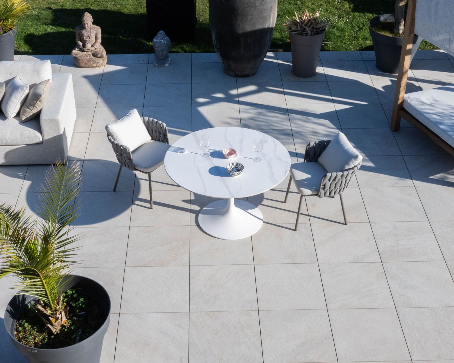 Tavolo rotondo "Saumur" bianco da 120 cm, in alluminio e ceramica, per uso esterno