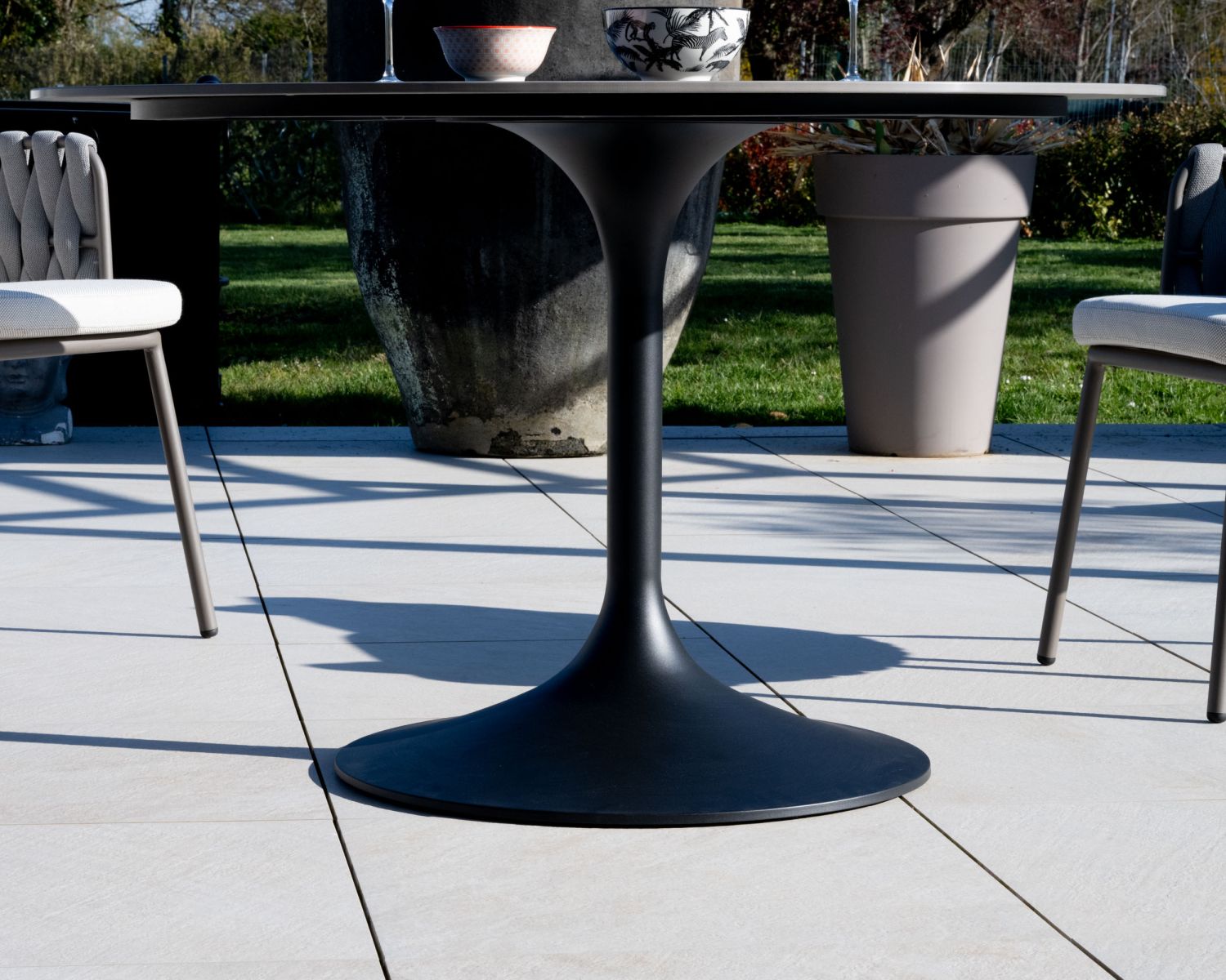 Tavolo rotondo "Saumur", 120 cm, nero, per esterni, in alluminio e ceramica