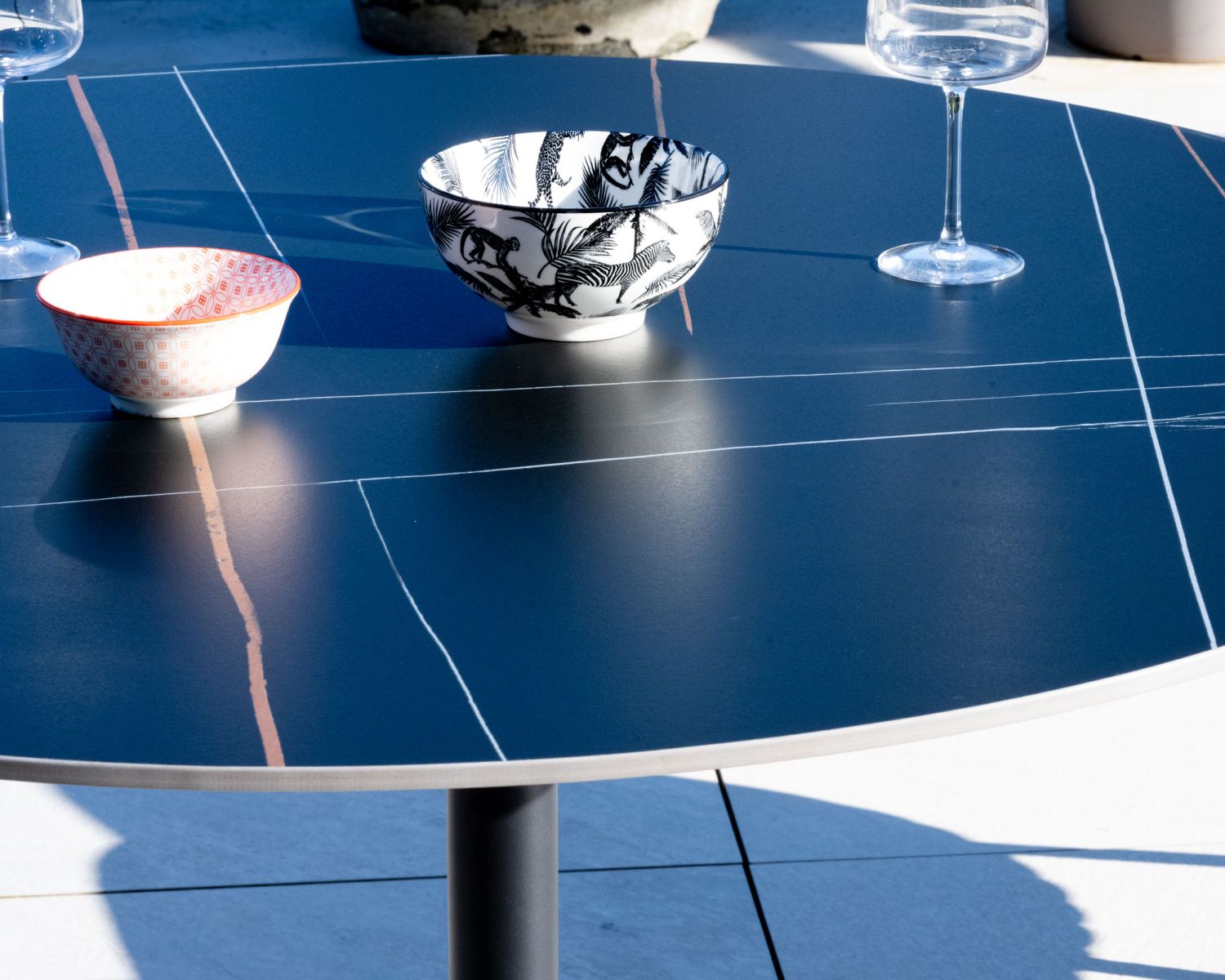 Tavolo rotondo "Saumur", 120 cm, nero, per esterni, in alluminio e ceramica