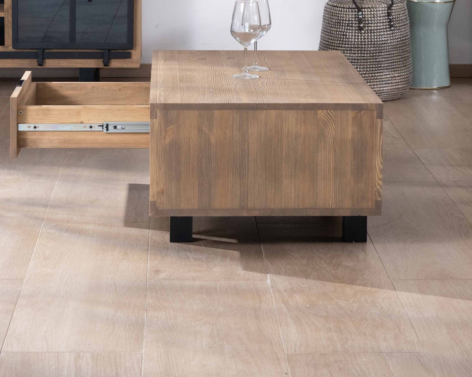 Tavolino "Tolf" da 110 cm con cassetto in pino spazzolato e metallo