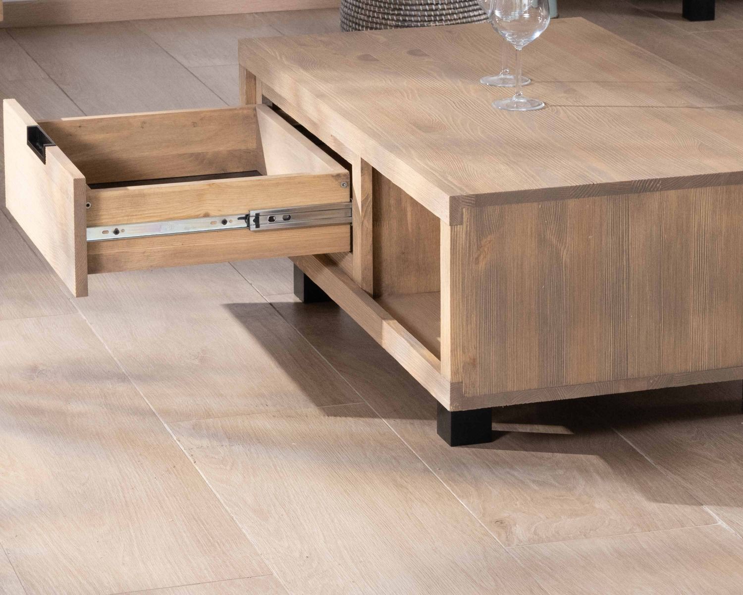 Tavolino "Tolf" da 110 cm con cassetto in pino spazzolato e metallo