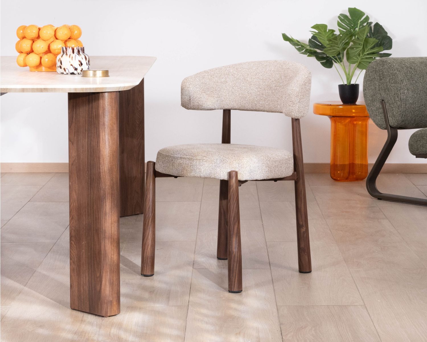 Set di 2 sedie avvolgenti in stile retrò-contemporaneo “Arlo” in tessuto a trama beige e marrone, con gambe effetto noce