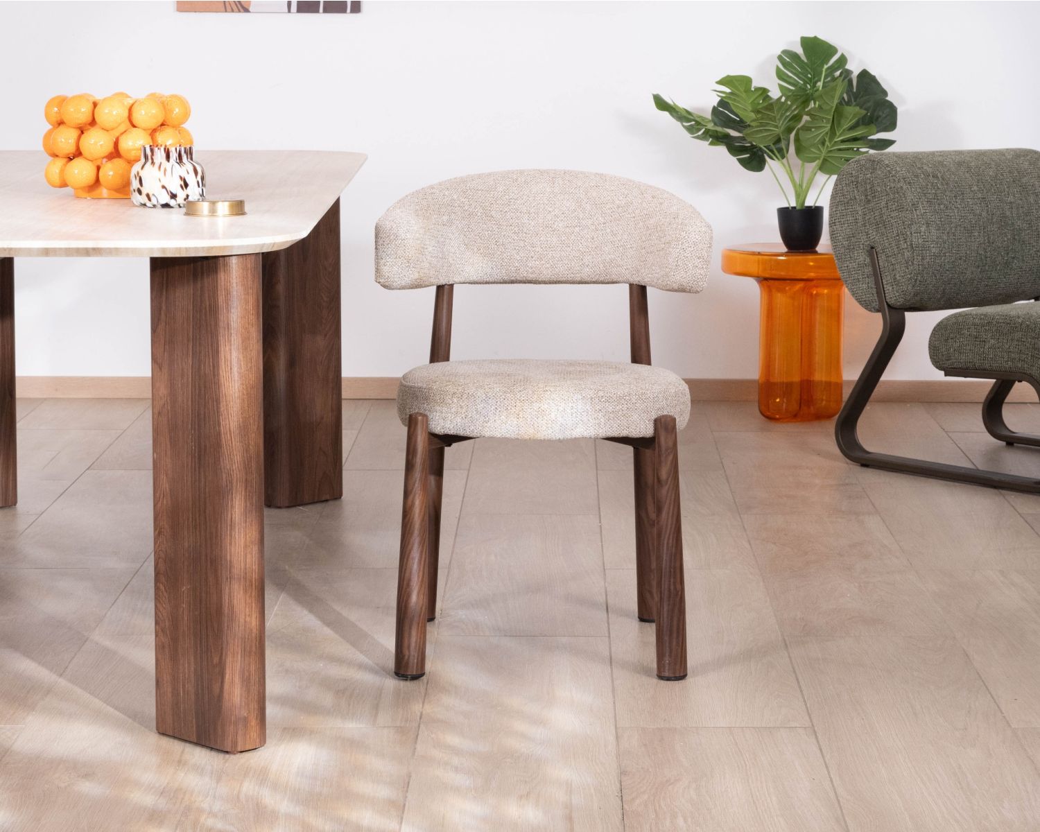 Set di 2 sedie avvolgenti in stile retrò-contemporaneo “Arlo” in tessuto a trama beige e marrone, con gambe effetto noce