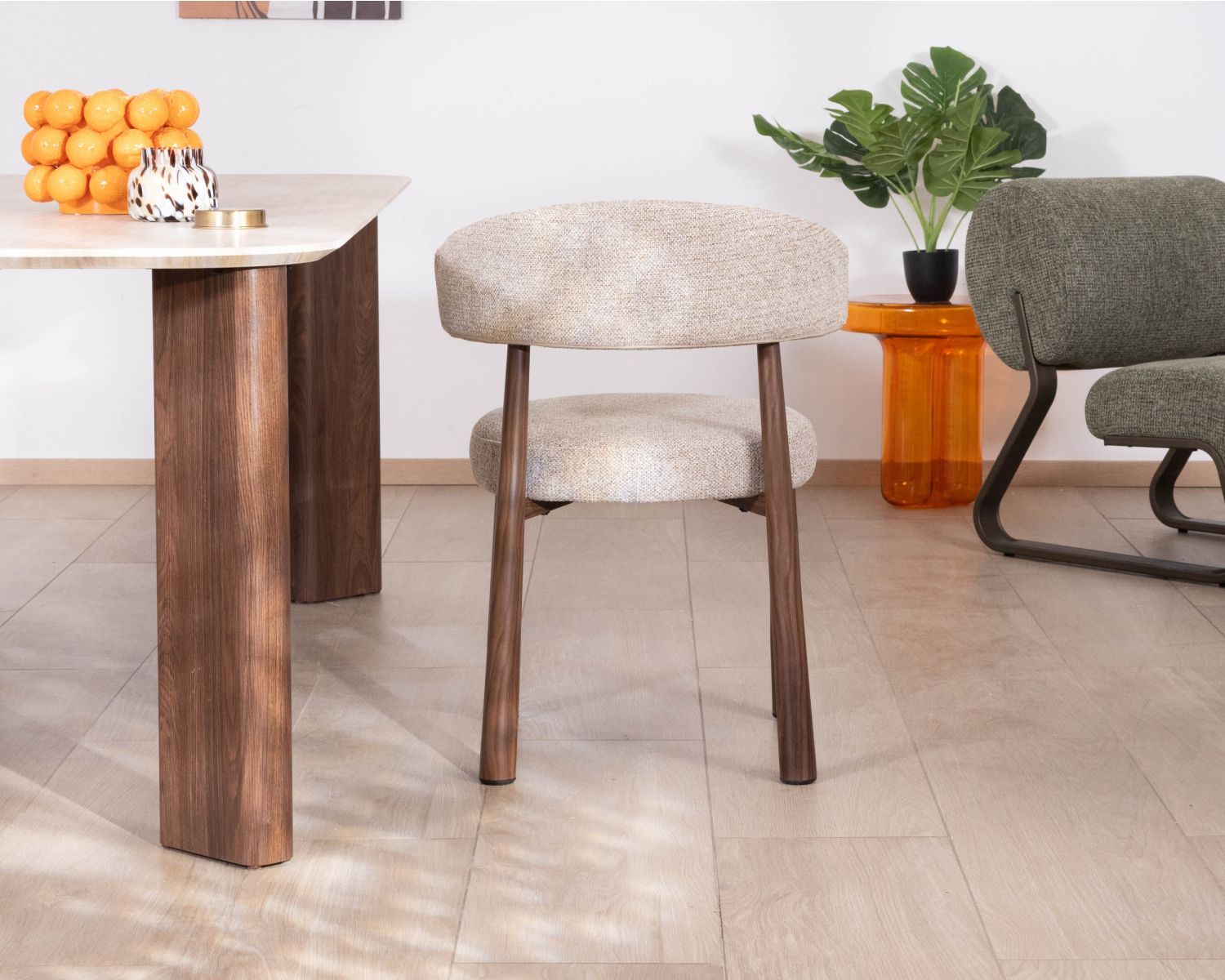 Set di 2 sedie avvolgenti in stile retrò-contemporaneo “Arlo” in tessuto a trama beige e marrone, con gambe effetto noce