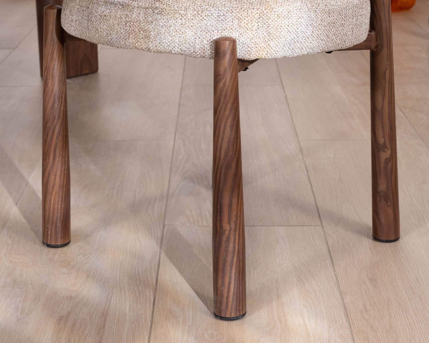 Set di 2 sedie avvolgenti in stile retrò-contemporaneo “Arlo” in tessuto a trama beige e marrone, con gambe effetto noce