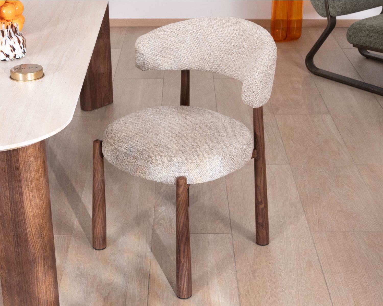 Set di 2 sedie avvolgenti in stile retrò-contemporaneo “Arlo” in tessuto a trama beige e marrone, con gambe effetto noce