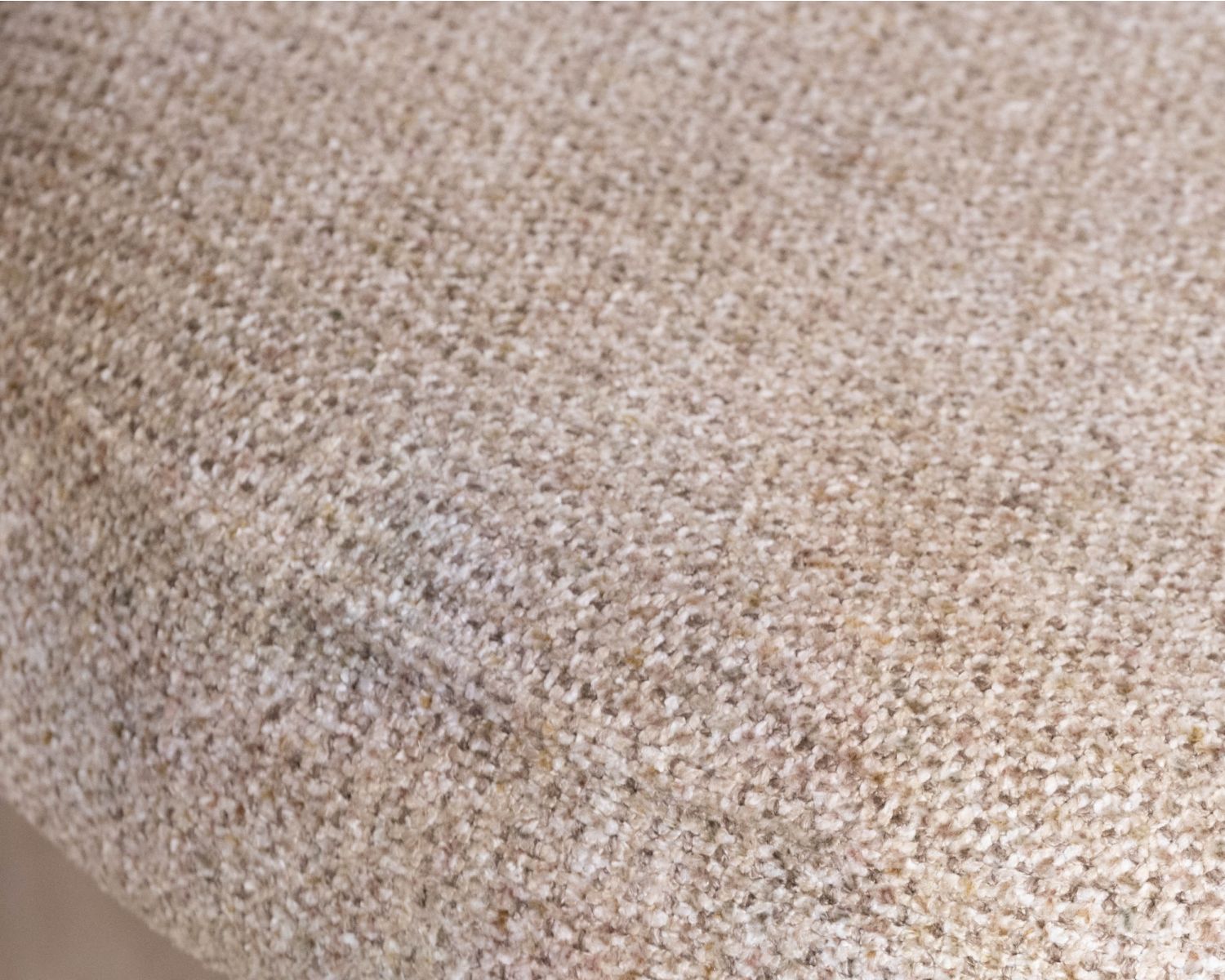 Set di 2 sedie avvolgenti in stile retrò-contemporaneo “Arlo” in tessuto a trama beige e marrone, con gambe effetto noce